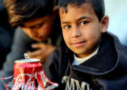 أطفال في مخيمات النزوح بقطاع غزة يصنعون فوانيس رمضان من علب المشروبات الفارغة، في محاولة لخلق أجواء من الفرح مع اقتراب شهر رمضان المُبارك.