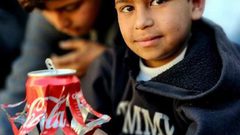 أطفال في مخيمات النزوح بقطاع غزة يصنعون فوانيس رمضان من علب المشروبات الفارغة، في محاولة لخلق أجواء من الفرح مع اقتراب شهر رمضان المُبارك.