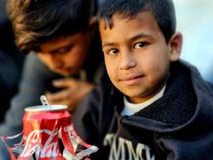 أطفال في مخيمات النزوح بقطاع غزة يصنعون فوانيس رمضان من علب المشروبات الفارغة، في محاولة لخلق أجواء من الفرح مع اقتراب شهر رمضان المُبارك.