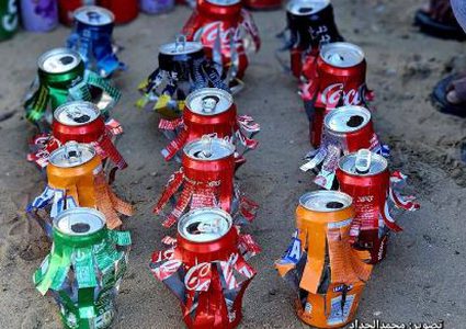 أطفال في مخيمات النزوح بقطاع غزة يصنعون فوانيس رمضان من علب المشروبات الفارغة، في محاولة لخلق أجواء من الفرح مع اقتراب شهر رمضان المُبارك.