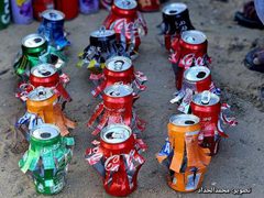 أطفال في مخيمات النزوح بقطاع غزة يصنعون فوانيس رمضان من علب المشروبات الفارغة، في محاولة لخلق أجواء من الفرح مع اقتراب شهر رمضان المُبارك.