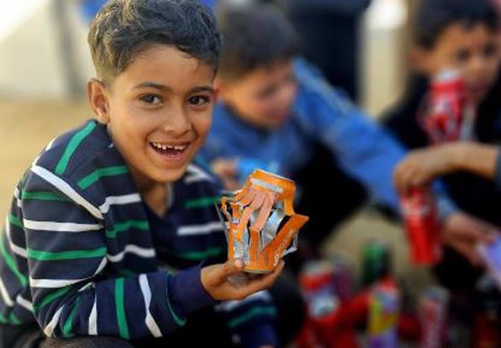 أطفال في مخيمات النزوح بقطاع غزة يصنعون فوانيس رمضان من علب المشروبات الفارغة، في محاولة لخلق أجواء من الفرح مع اقتراب شهر رمضان المُبارك.