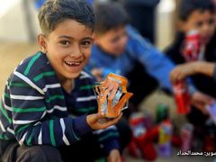 أطفال في مخيمات النزوح بقطاع غزة يصنعون فوانيس رمضان من علب المشروبات الفارغة، في محاولة لخلق أجواء من الفرح مع اقتراب شهر رمضان المُبارك.