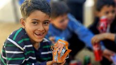 أطفال في مخيمات النزوح بقطاع غزة يصنعون فوانيس رمضان من علب المشروبات الفارغة، في محاولة لخلق أجواء من الفرح مع اقتراب شهر رمضان المُبارك.