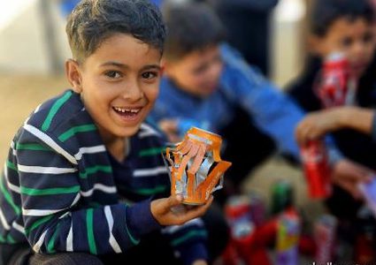 أطفال في مخيمات النزوح بقطاع غزة يصنعون فوانيس رمضان من علب المشروبات الفارغة، في محاولة لخلق أجواء من الفرح مع اقتراب شهر رمضان المُبارك.