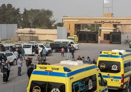 الهلال الأحمر الفلسطيني: إجلاء 7 مرضى و14 مرافقًا عبر معبر رفح