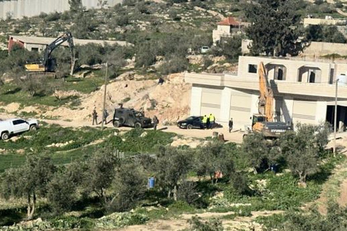الخليل: الاحتلال يهدم منزلا في بلدة بيت عوا