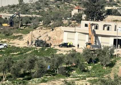 الخليل: الاحتلال يهدم منزلا في بلدة بيت عوا