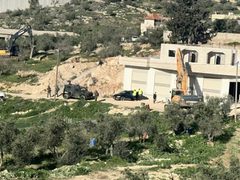 الخليل: الاحتلال يهدم منزلا في بلدة بيت عوا