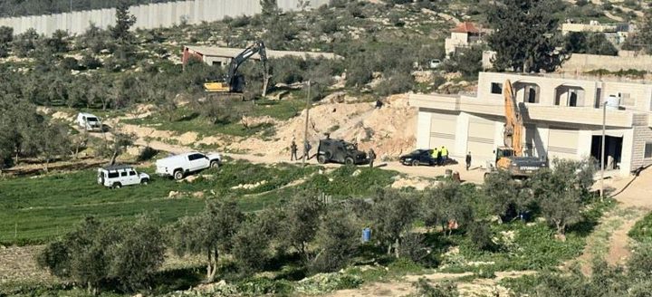 الخليل: الاحتلال يهدم منزلا في بلدة بيت عوا