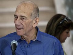 أولمرت: إسرائيل تدعم محاولة عنيفة وإجرامية للتطهير العرقي في الضفة