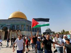 الاحتلال يسلم مقدسيا قراراً بالابعاد عن الاقصى لمدة اسبوع