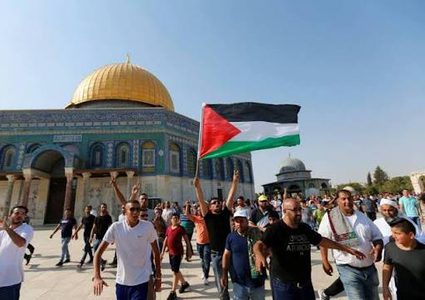 الاحتلال يسلم مقدسيا قراراً بالابعاد عن الاقصى لمدة اسبوع