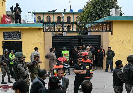 عشرات القتلى في انفجار انتحاري في مسجد بباكستان