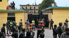 عشرات القتلى في انفجار انتحاري في مسجد بباكستان