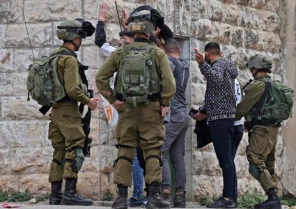 الاحتلال يعتقل شقيقين ويفتش منازل في الخليل