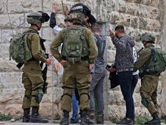 الاحتلال يعتقل شقيقين ويفتش منازل في الخليل