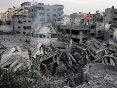 قصف منزل وسط خان يونس ونسف منازل بغزة