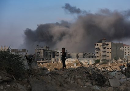 شهيدان شمال القطاع وجيش الاحتلال ينسف مربعات سكنية