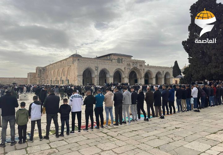 عشرات الآلاف يؤدون صلاة الجمعة في المسجد الأقصى المبارك رغم تشديدات الاحتلال