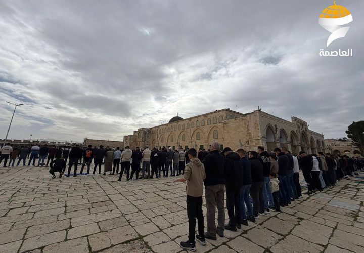 عشرات الآلاف يؤدون صلاة الجمعة في المسجد الأقصى المبارك رغم تشديدات الاحتلال