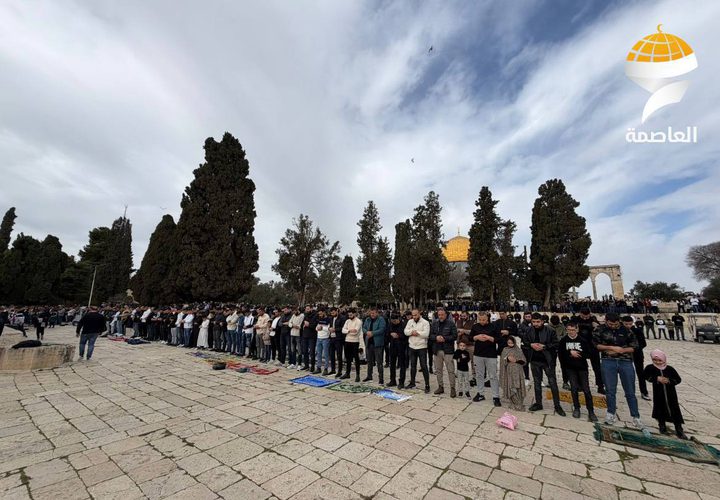 عشرات الآلاف يؤدون صلاة الجمعة في المسجد الأقصى المبارك رغم تشديدات الاحتلال