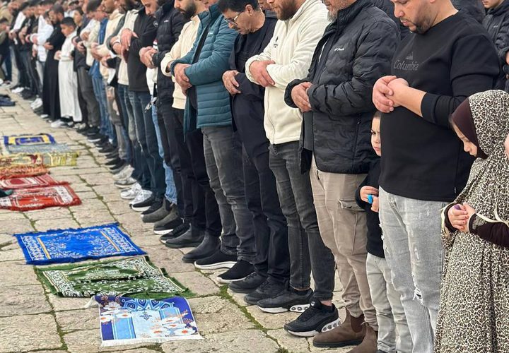 عشرات الآلاف يؤدون صلاة الجمعة في المسجد الأقصى المبارك رغم تشديدات الاحتلال