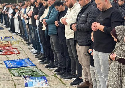 عشرات الآلاف يؤدون صلاة الجمعة في المسجد الأقصى المبارك رغم تشديدات الاحتلال