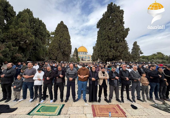 عشرات الآلاف يؤدون صلاة الجمعة في المسجد الأقصى المبارك رغم تشديدات الاحتلال