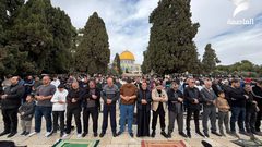 عشرات الآلاف يؤدون صلاة الجمعة في المسجد الأقصى المبارك رغم تشديدات الاحتلال