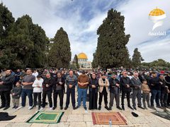 عشرات الآلاف يؤدون صلاة الجمعة في المسجد الأقصى المبارك رغم تشديدات الاحتلال