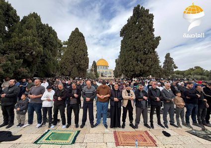 عشرات الآلاف يؤدون صلاة الجمعة في المسجد الأقصى المبارك رغم تشديدات الاحتلال