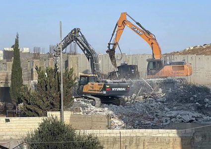الاحتلال يجبر مقدسيا على هدم منزله في بيت حنينا
