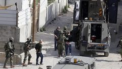 الاحتلال يعتقل مواطنا ومستوطنون يعتدون على الأهالي شرق بيت لحم