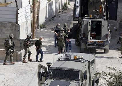 الاحتلال يعتقل مواطنا ومستوطنون يعتدون على الأهالي شرق بيت لحم