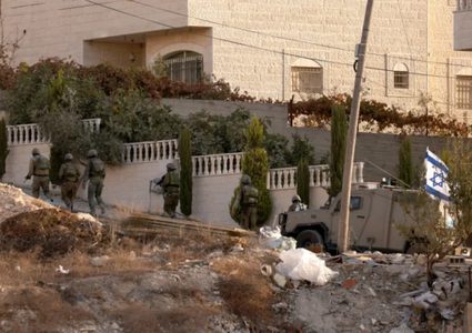 قوات الاحتلال تحول منزلا في بلدة عزون إلى ثكنة عسكرية