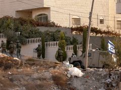 قوات الاحتلال تحول منزلا في بلدة عزون إلى ثكنة عسكرية