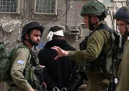 قوات الاحتلال تعتقل فتى من بيت أمر شمال الخليل