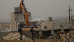 قوات الاحتلال تشرع بهدم منشآت في الأغوار الشمالية