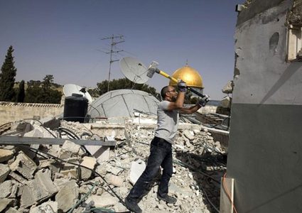 الاحتلال يُجبر مقدسيا ونجله على هدم منزليهما ذاتيا في صور باهر