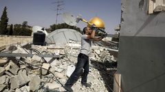 الاحتلال يُجبر مقدسيا ونجله على هدم منزليهما ذاتيا في صور باهر