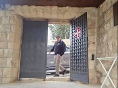 مستوطنون يعتدون بالبصق على مدخل كنيسة بالقدس