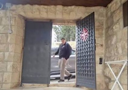 مستوطنون يعتدون بالبصق على مدخل كنيسة بالقدس