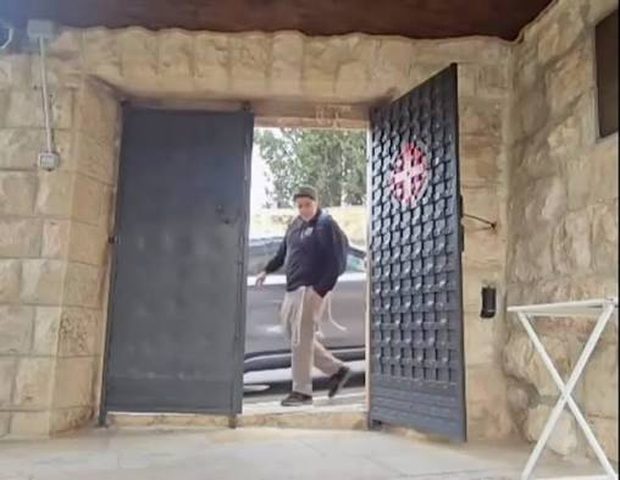 مستوطنون يعتدون بالبصق على مدخل كنيسة بالقدس