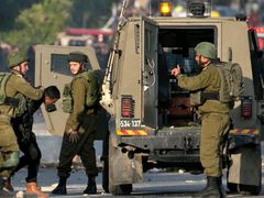 الاحتلال يشن حملة مداهمات واعتقالات في الضفة