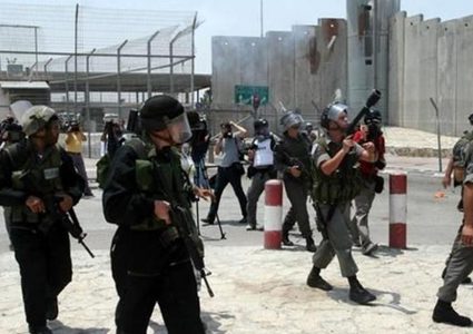 إصابة شابين برصاص الاحتلال عند حاجز قلنديا شمال القدس