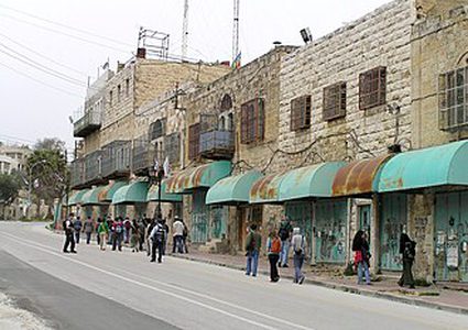 وفد دبلوماسي يطلع على معاناة المواطنين بالخليل جراء سياسات الاحتلال