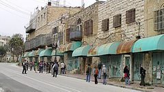 وفد دبلوماسي يطلع على معاناة المواطنين بالخليل جراء سياسات الاحتلال