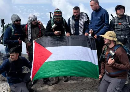 الاحتلال يستدعي مقدسي بعد رفعه العلم الفلسطيني على قمة كليمنجارو