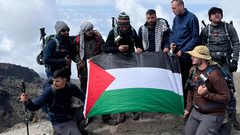 الاحتلال يستدعي مقدسي بعد رفعه العلم الفلسطيني على قمة كليمنجارو